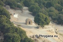 Lochria: la petite église Agia Marina et le chêne kermes (Quercus coccifera)