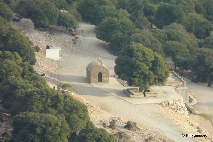Lochria: la petite église Agia Marina (1026m) dans le Kouroupita et son superbe chêne kermes (Quercus coccifera)